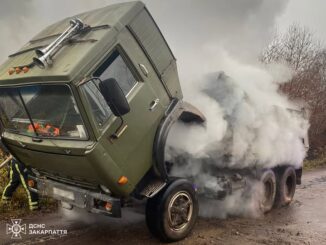 На Хустщині ледь не сталася серйозна трагедія. У селі Чорний Потік під час руху загорівся вантажний автомобіль марки КАМАЗ. Інцидент трапився вчора по обіді на вулиці Центральній.