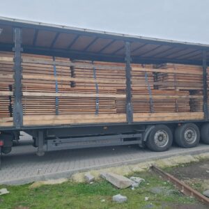 Закарпатські митники знову запобігли незаконному експорту лісопродукції за кордон. Цього разу — на митному посту «Дякове», де під час перевірки вантажівки з буковими пиломатеріалами викрили спробу вивезення товару з недостовірними документами.