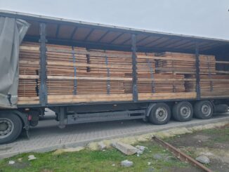Закарпатські митники знову запобігли незаконному експорту лісопродукції за кордон. Цього разу — на митному посту «Дякове», де під час перевірки вантажівки з буковими пиломатеріалами викрили спробу вивезення товару з недостовірними документами.