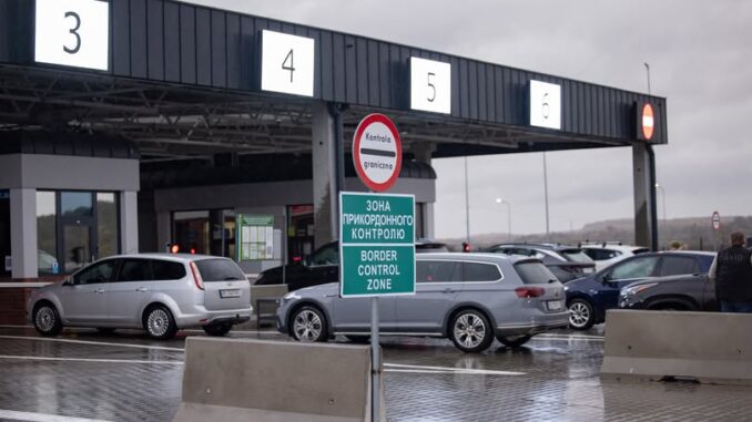 Різдвяні черги на кордоні з Польщею: пасажиропотік зріс до 25%