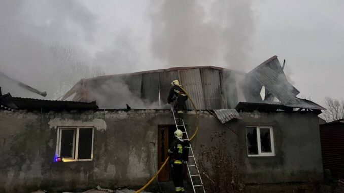 У Порошкові рятувальники загасили пожежу в житловому будинку