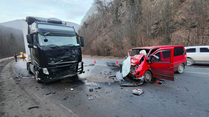 Смертельна аварія на Абранському перевалі: загинув пасажир мікроавтобуса