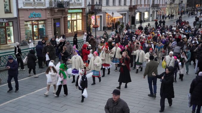 В Ужгороді відбулася благодійна різдвяна коляда: містом пройшла святкова хода