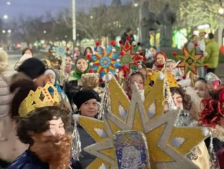 У центрі Мукачева колядували бетлегеми: для ЗСУ зібрали понад 10 тисяч гривень