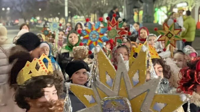 У центрі Мукачева колядували бетлегеми: для ЗСУ зібрали понад 10 тисяч гривень
