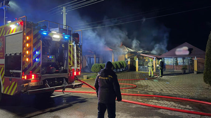 28 грудня у селі Косонь Берегівського району сталася пожежа в ресторані на вулиці Барабаш. Загоряння помітили місцеві мешканці та одразу повідомили рятувальників.