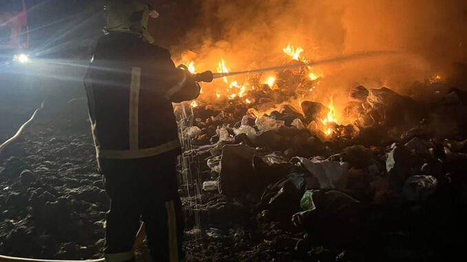 У Рахові загасили пожежу на сміттєзвалищі: займання ліквідували за пів години