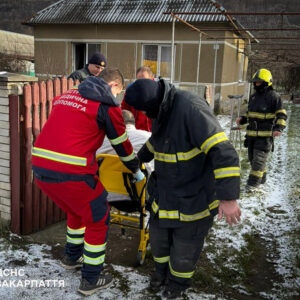 В Ужгородському районі чоловіка госпіталізували через отруєння чадним газом під час пожежі