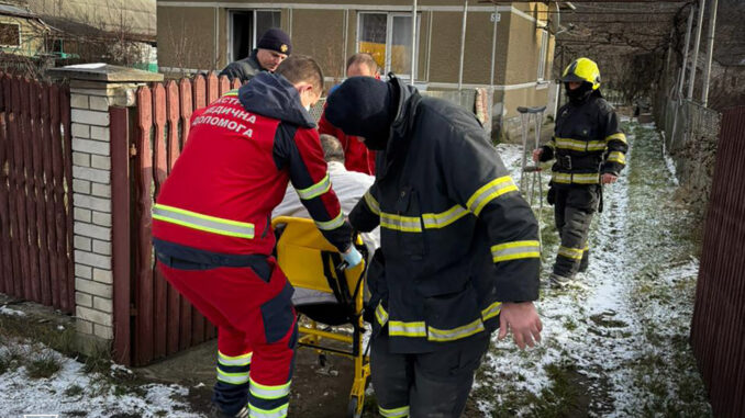 В Ужгородському районі чоловіка госпіталізували через отруєння чадним газом під час пожежі