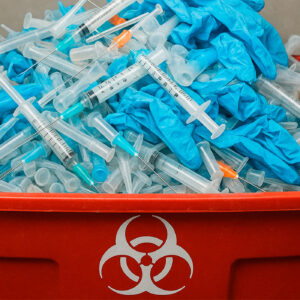 Небезпечні знахідки на сміттєзвалищі: у Сваляві розслідують незаконне скидання медичних відходів