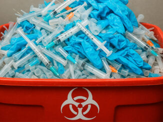 Небезпечні знахідки на сміттєзвалищі: у Сваляві розслідують незаконне скидання медичних відходів