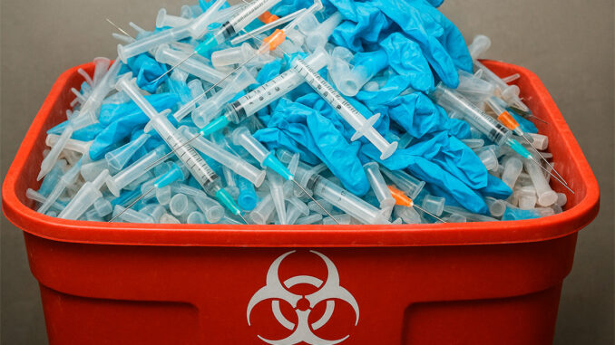 Небезпечні знахідки на сміттєзвалищі: у Сваляві розслідують незаконне скидання медичних відходів