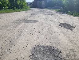 Чопська міськрада компенсує збитки після ДТП через щебень на дорозі