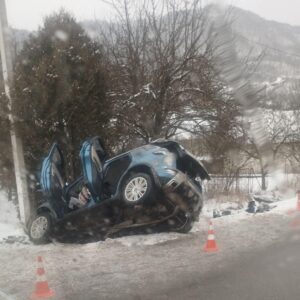 ДТП на слизькій дорозі на Закарпатті: авто злетіло в кювет, постраждали четверо людей, серед них — дитина