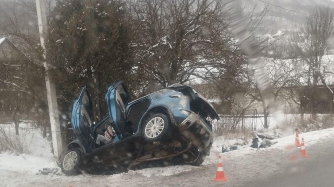 ДТП на слизькій дорозі на Закарпатті: авто злетіло в кювет, постраждали четверо людей, серед них — дитина