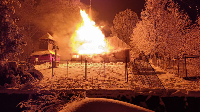 Вогнеборці врятували унікальну дерев’яну церкву на Хустщині від повного знищення