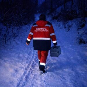 Святвечір через заметені дороги: на Закарпатті медики йшли кілометр пішки, щоб урятувати жінку