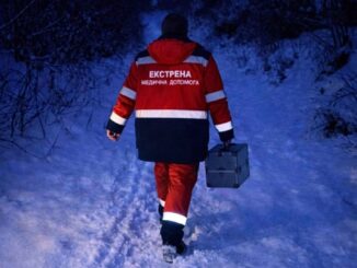 Святвечір через заметені дороги: на Закарпатті медики йшли кілометр пішки, щоб урятувати жінку