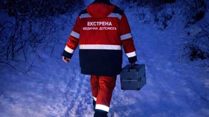 Святвечір через заметені дороги: на Закарпатті медики йшли кілометр пішки, щоб урятувати жінку