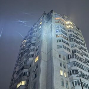 Нічна атака на Київ: у Голосіївському районі горіла будівля, пошкоджено багатоповерхівку