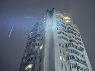 Нічна атака на Київ: у Голосіївському районі горіла будівля, пошкоджено багатоповерхівку