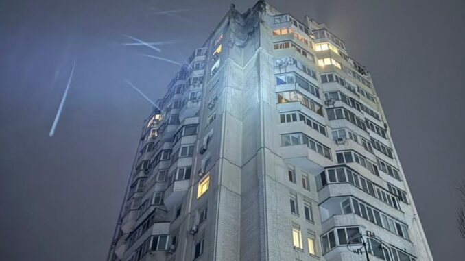 Нічна атака на Київ: у Голосіївському районі горіла будівля, пошкоджено багатоповерхівку
