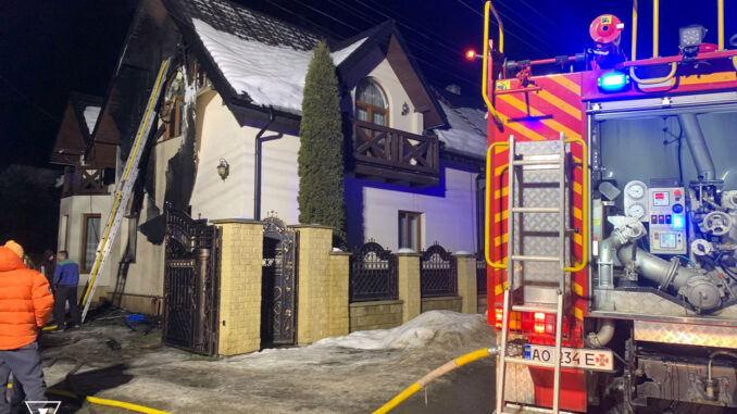 Пожежа в Ясіні: рятувальники Рахівщини відстояли житловий будинок