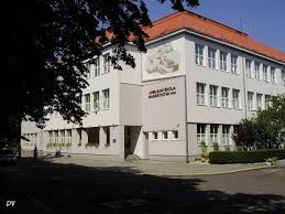 Заклади загальної середньої та дошкільної освіти Ужгорода станом на сьогодні продовжують працювати у штатному режимі відповідно до затверджених освітніх програм. Наразі додаткові канікули або онлайн навчання не запроваджуються. У разі погіршення погоди, виникнення надзвичайних ситуацій або інших обставин, що можуть вплинути на учасників освітнього процесу чи потребуватимуть коригування режиму роботи закладів освіти, відповідна інформація буде своєчасно оприлюднена через офіційні канали комунікації.