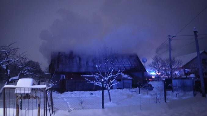 Місцеві жителі кидали сніг: у селі Драгово гасили пожежу в господарській споруді