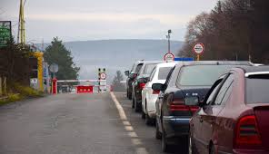 На кордоні Закарпаття утворилися великі черги: люди очікують по 5–6 годин