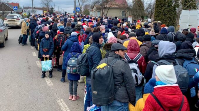 Українці, які були змушені залишити країну через повномасштабну війну, відтепер можуть подати заяви до Міжнародний реєстр збитків. У реєстрі відкрили нову категорію для таких постраждалих. Про це під час пресконференції у Києві повідомив виконавчий директор реєстру Маркіян Ключковський.