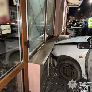 В Ужгороді поліція з’ясовує обставини смерті чоловіка, який помер за кермом автомобіля під час руху містом.