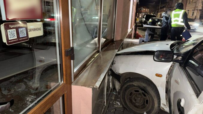 В Ужгороді поліція з’ясовує обставини смерті чоловіка, який помер за кермом автомобіля під час руху містом.