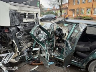 У Мукачеві після зіткнення з вантажівкою рятувальники деблокували водія з понівеченого авто