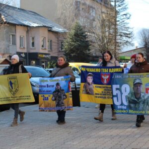 У Рахові відбулася мирна акція на підтримку військовополонених і зниклих безвісти