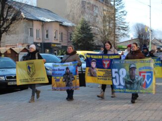 У Рахові відбулася мирна акція на підтримку військовополонених і зниклих безвісти