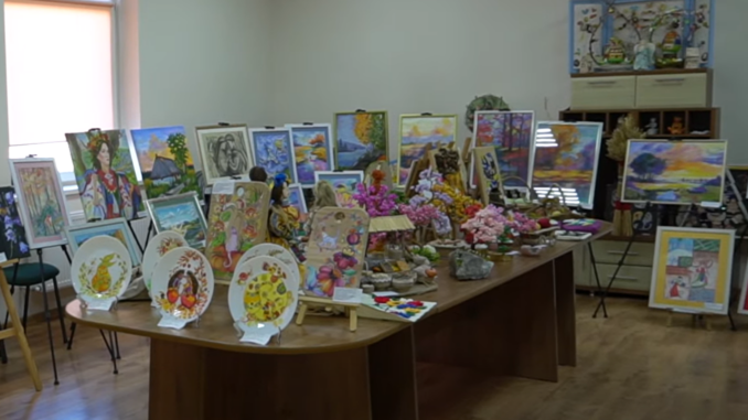 Понад 500 робіт у різних техніках: у Мукачево триває виставка «Знай і люби свій край»