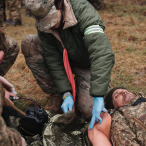 Коли рахунок іде на хвилини: як закарпатські гвардійці відпрацьовують знання з тактичної медицини
