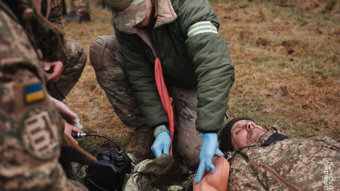 Коли рахунок іде на хвилини: як закарпатські гвардійці відпрацьовують знання з тактичної медицини