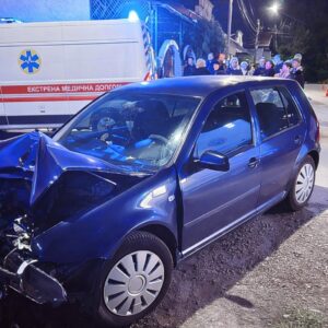 На Берегівщині автомобіль влетів у будинок: серед постраждалих — двоє дітей