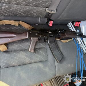 На Закарпатті перекрили канал збуту зброї: чоловіка затримали під час продажу автомата