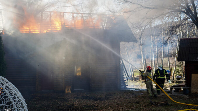 Велика пожежа на Ужгородщині: вогонь охопив два будинки у селі Холмець