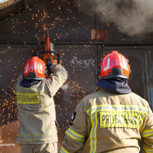 В Ужгороді сталася пожежа в гаражі: рятувальники запобігли поширенню вогню