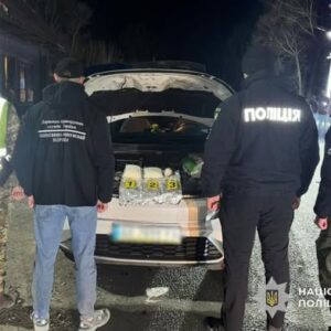 Наркотрафік на Закарпаття: затримано кур’єра з понад 2 кг «солі»