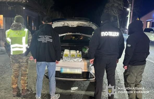 Наркотрафік на Закарпаття: затримано кур’єра з понад 2 кг «солі»