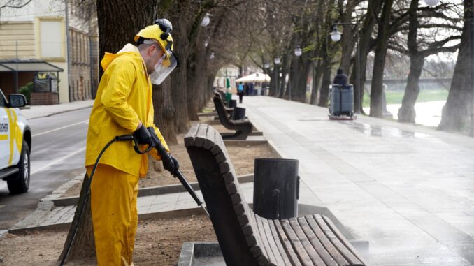 Чистота починається з ініціативи: в Ужгороді бізнес долучився до місячника благоустрою