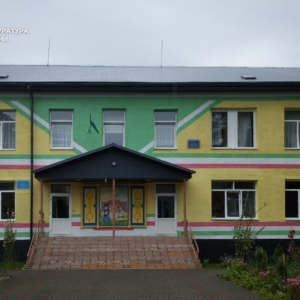 На Закарпатті перед судом постануть директорка дитячого садка Дубівської територіальної громади, приватний підрядник та інженер технічного нагляду. Їх обвинувачують у розкраданні бюджетних коштів під час капітального ремонту покрівлі дошкільного закладу.