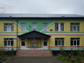 На Закарпатті перед судом постануть директорка дитячого садка Дубівської територіальної громади, приватний підрядник та інженер технічного нагляду. Їх обвинувачують у розкраданні бюджетних коштів під час капітального ремонту покрівлі дошкільного закладу.