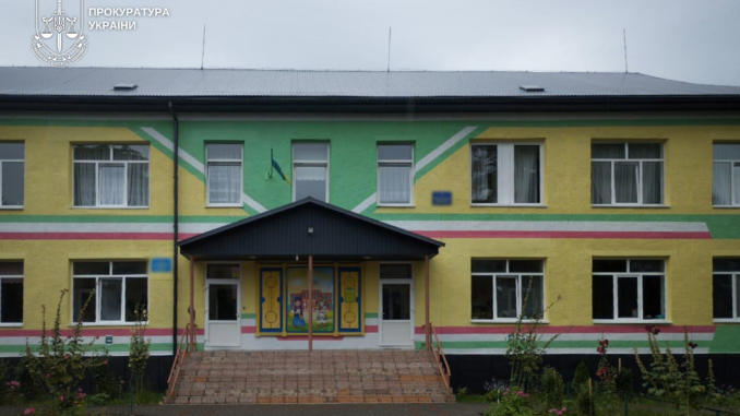 На Закарпатті перед судом постануть директорка дитячого садка Дубівської територіальної громади, приватний підрядник та інженер технічного нагляду. Їх обвинувачують у розкраданні бюджетних коштів під час капітального ремонту покрівлі дошкільного закладу.