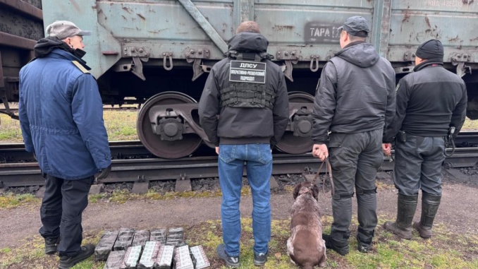 На кордоні з Угорщиною у вантажному потязі виявили 500 пачок контрабандних сигарет